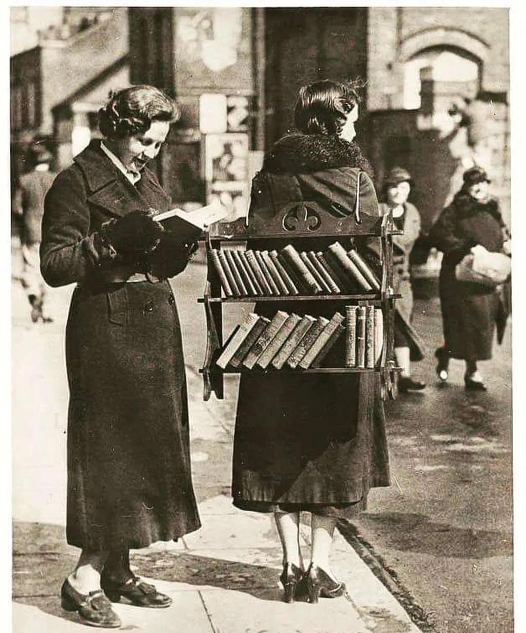 历史老照片:上世纪三十年代的卖书人,他们会背着一个书架,路过的人对