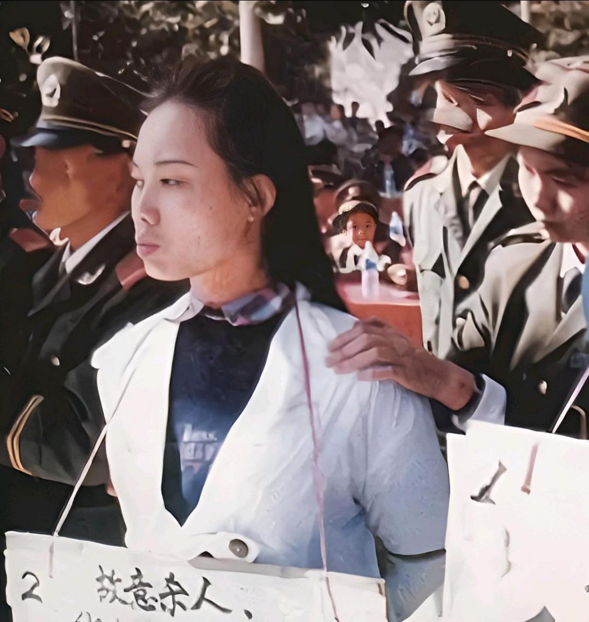 1995年,21岁的荣丰波被五花大绑,正被押赴刑场执行死刑.