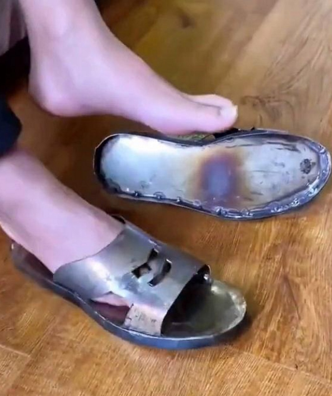 这双鞋真结实,估计一辈子也穿不烂,就是有点费脚.