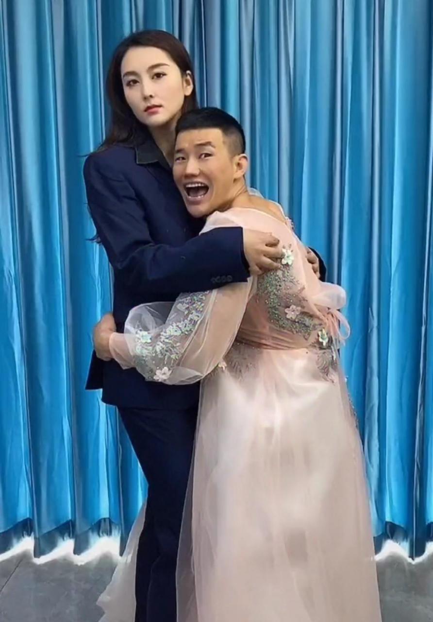 "  郭珊珊深吸一口气,努力平复自己的情绪!"是