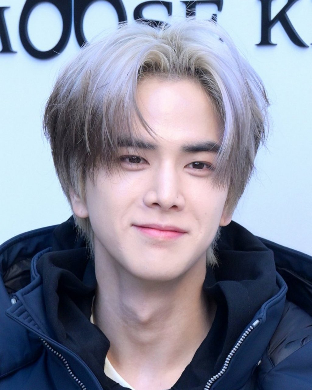 金泳勋 桃花眼 桃花痣(眼尾,鼻翼) 面部对称 眼睛内双 小嘴,自我克制