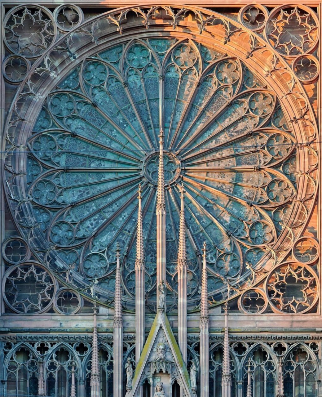 欧洲不同教堂中玫瑰花窗的细节  不同教堂的花窗实在太美了