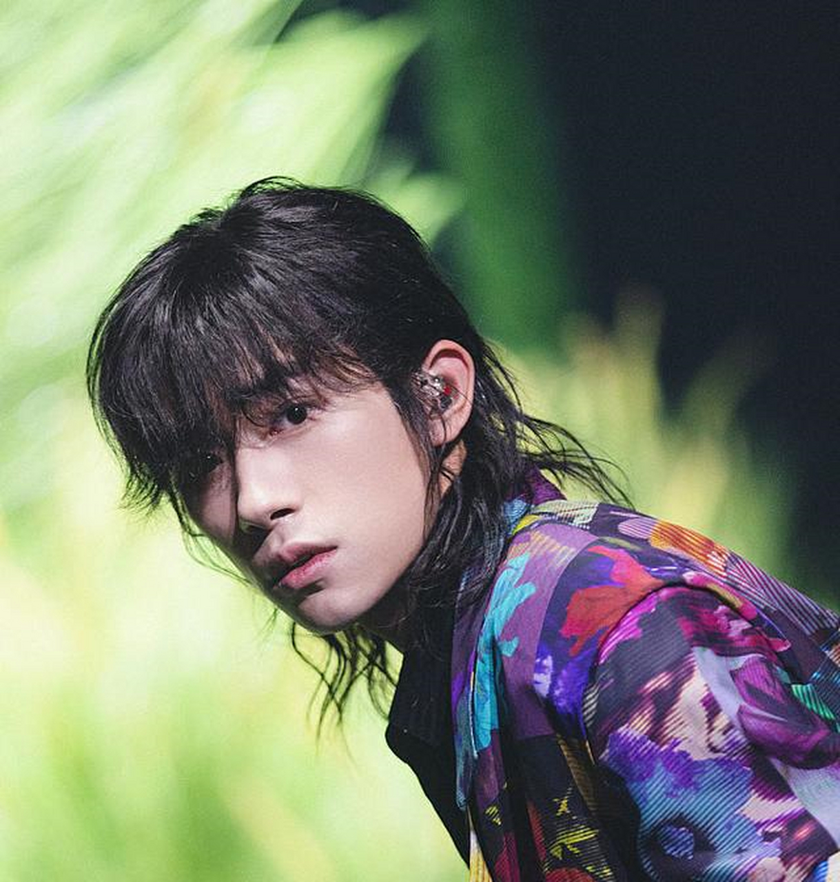 易烊千玺狼尾头花衬衫造型惊艳梦幻 立麦舞台深情吟唱苏感爆棚