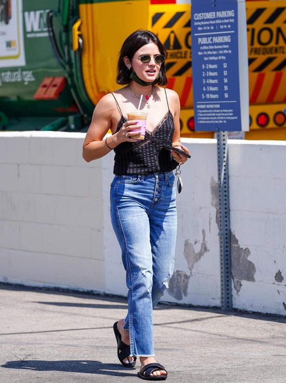 露西-海尔身穿黑色吊带衫 牛仔裤阳光休闲 边喝咖啡边打电话