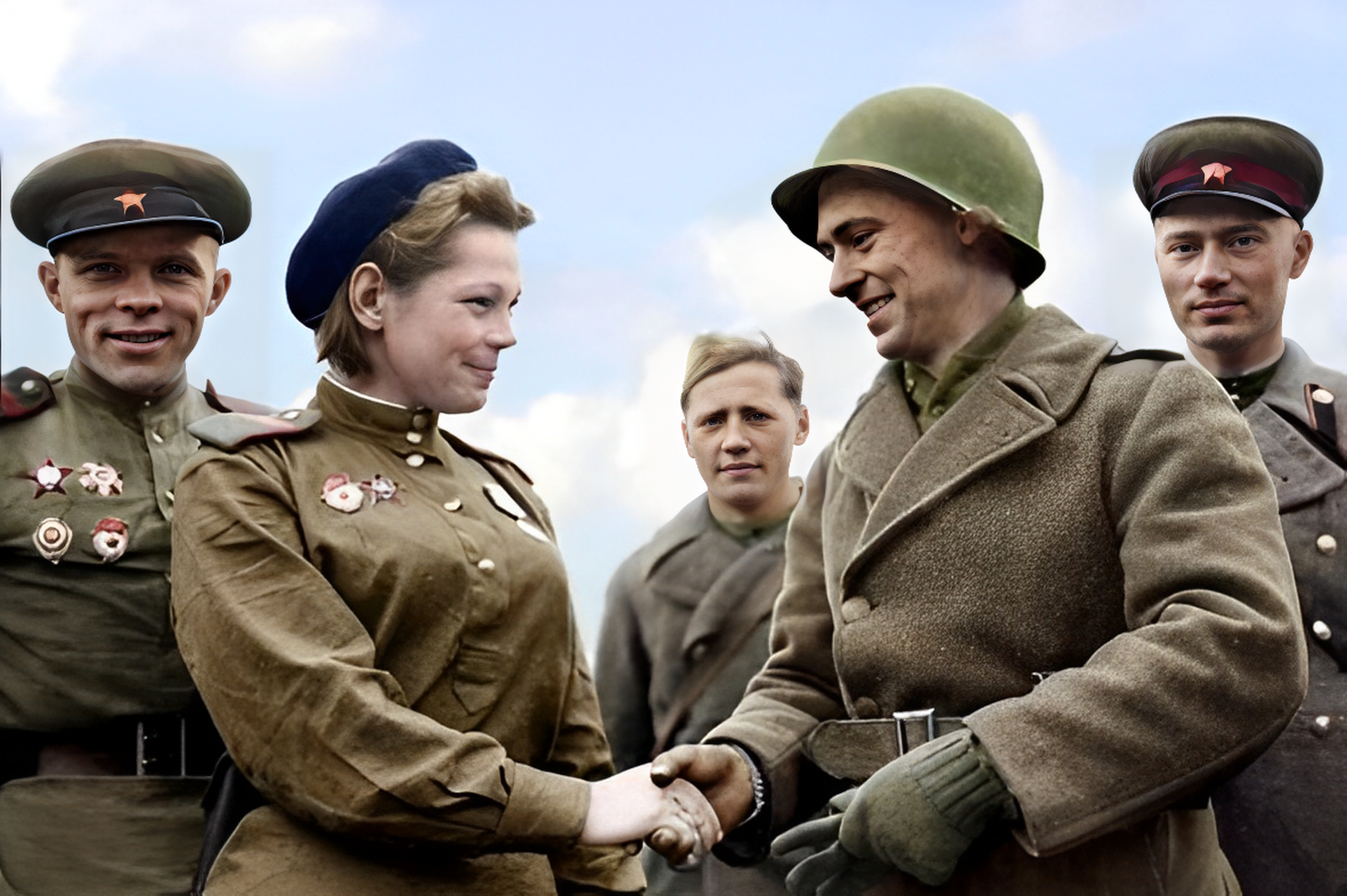 这张照片摄于1922年,苏德最友好的时候,一位德国人士兵亲吻女友,看