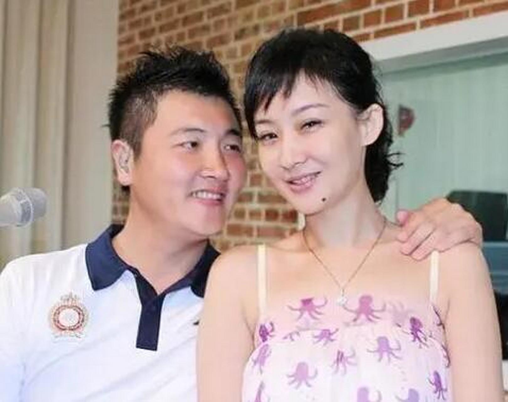 孙楠刚走红,就抛弃了同居11年的女友辛欣,转身娶刚认识一天的买红妹