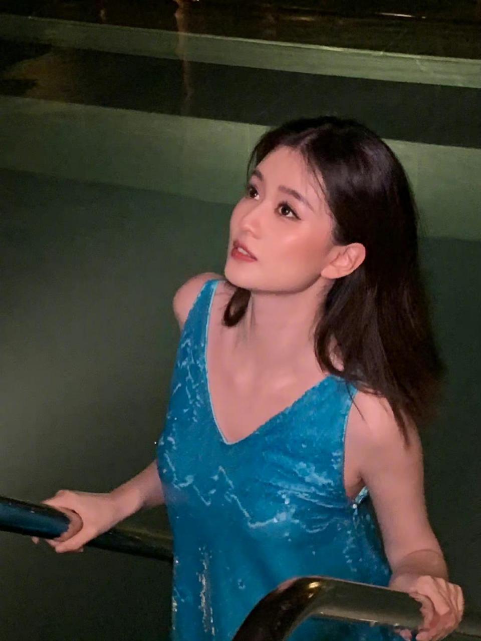 乔欣夜色泳衣随拍