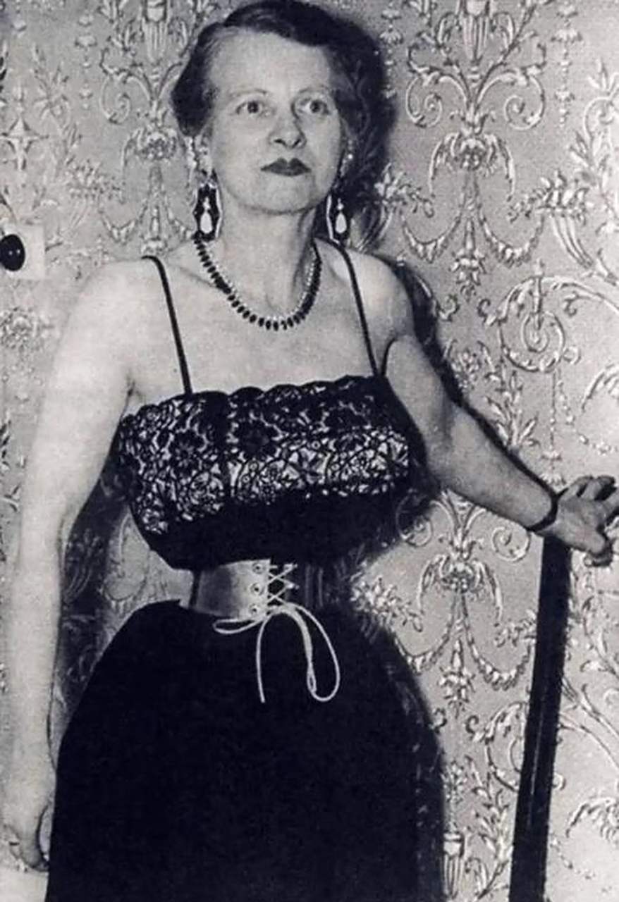 这是维多利亚时代,英国上流社会的束腰女子.