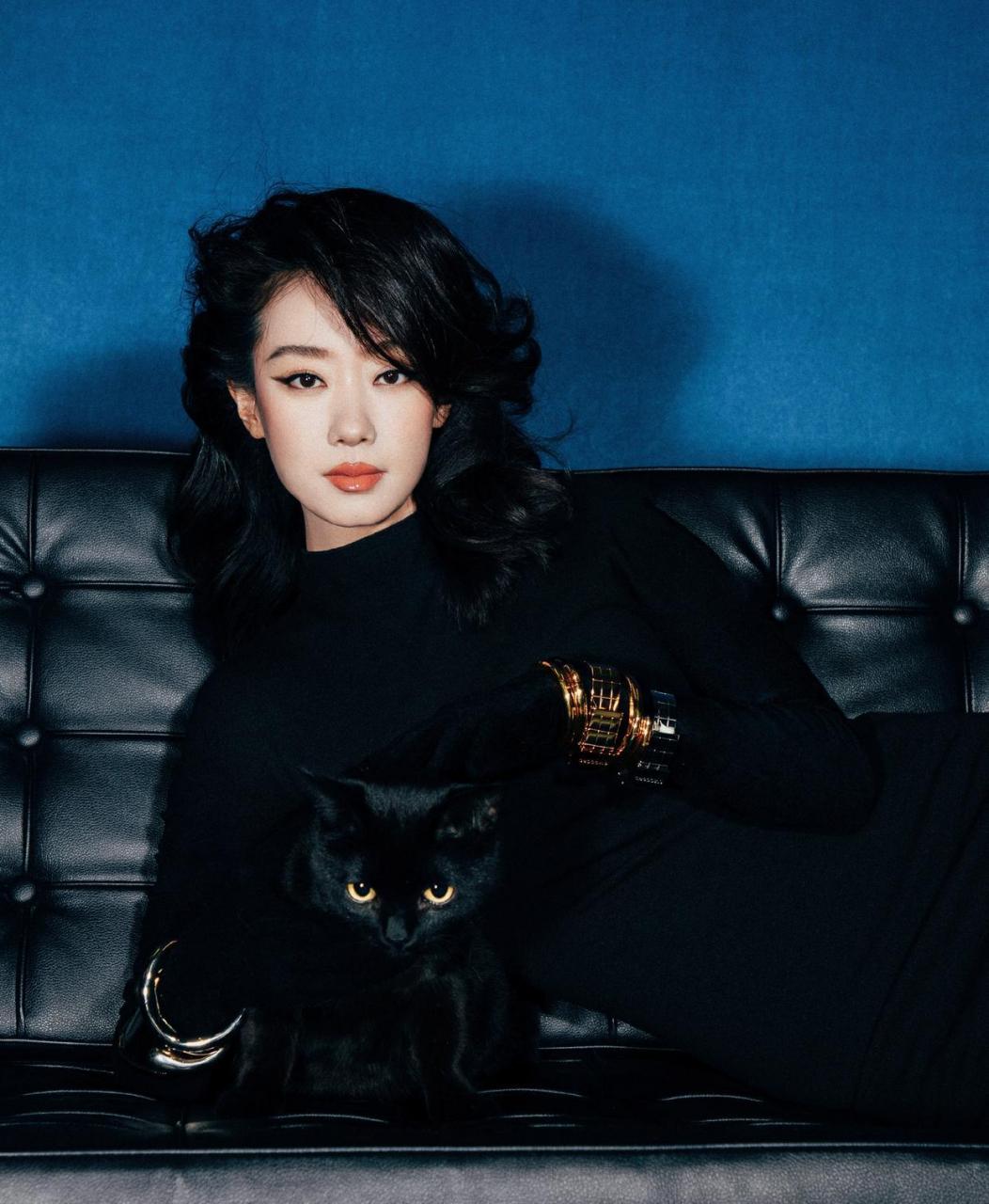 张小斐最新杂志封面大片,这个风格意外地适合她复古的蓬松卷发 猫眼妆