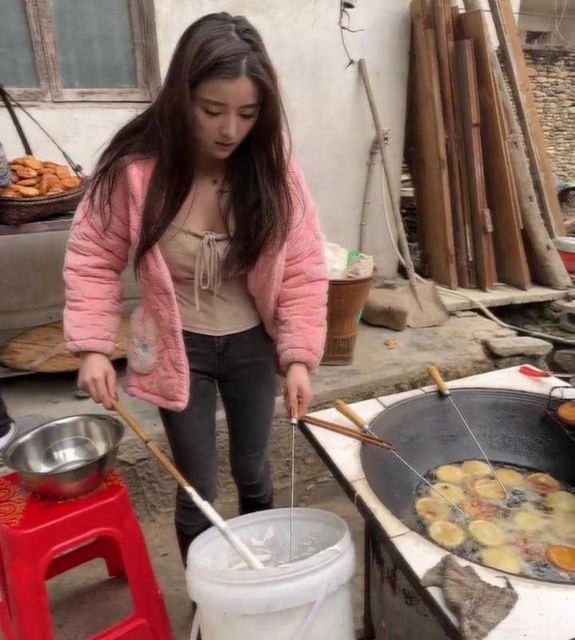 像这种勤劳朴实的农村女孩,真是谁娶谁享福呀! #趣图搞笑