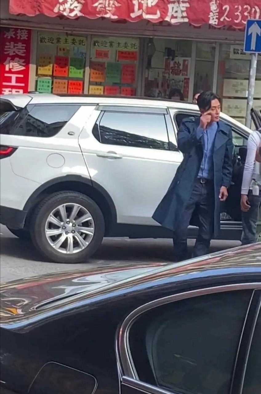 香港街头看到大帅哥黄宗泽,一身风衣潇洒倜傥,头发丝都透着帅气,他的