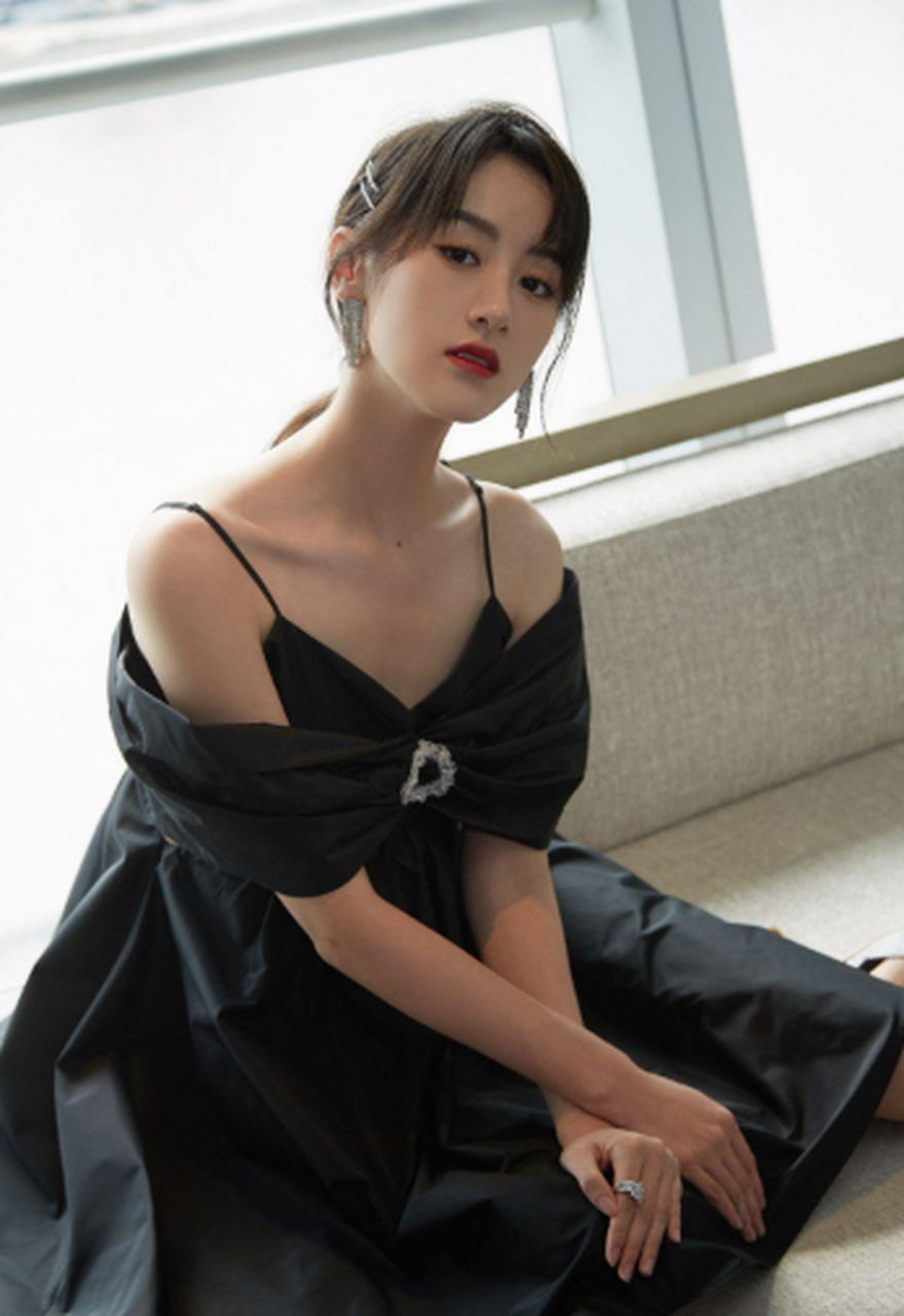 袁冰妍一袭黑色抹胸连衣裙,性感妩媚,气质优雅,太迷人了.