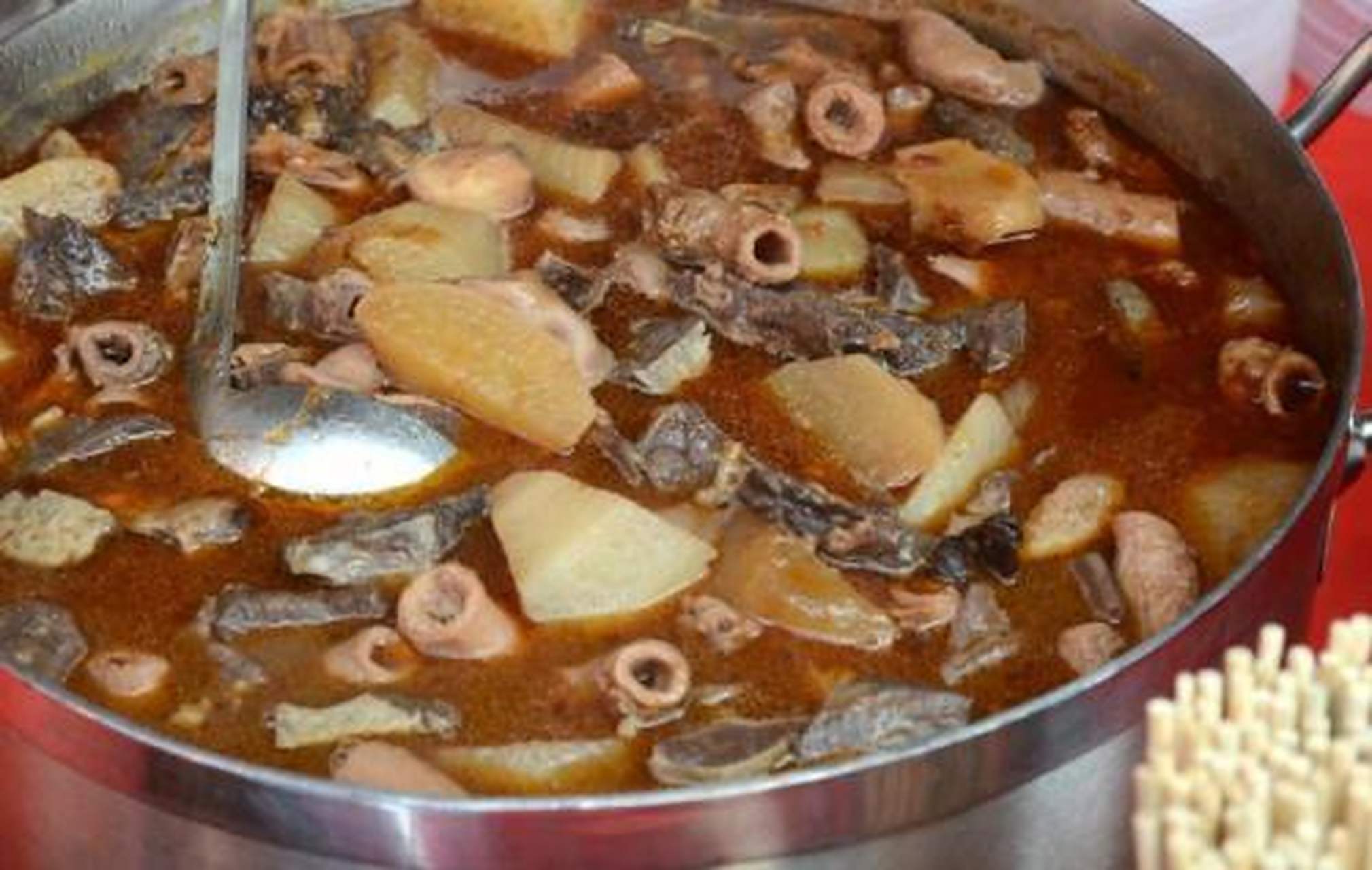 香喷喷的萝卜牛杂是不少广东人的至爱,特别是年轻一族,一手拿着小小的