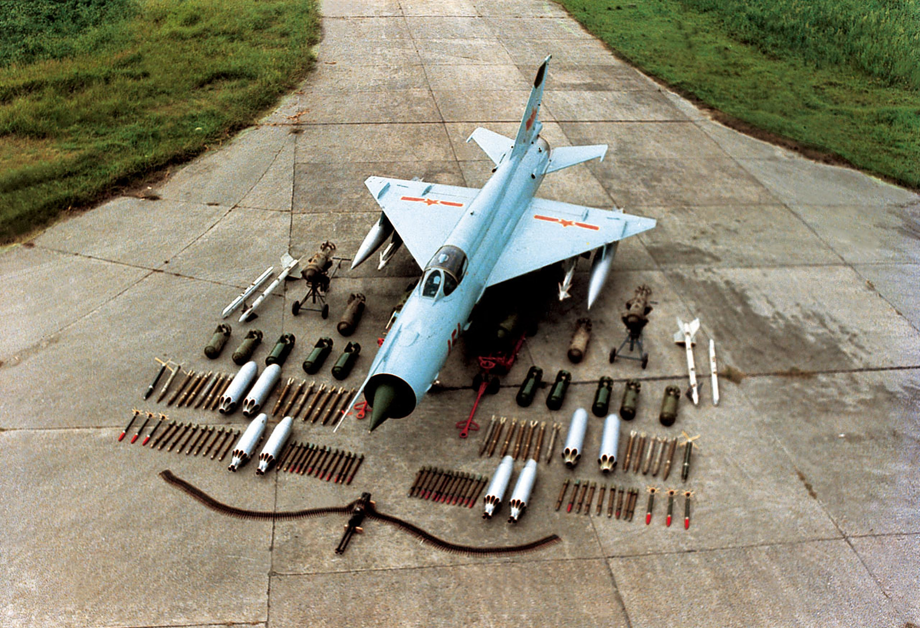 目前我军的歼-7iii战斗机和歼-7d战斗机几乎都退役了.