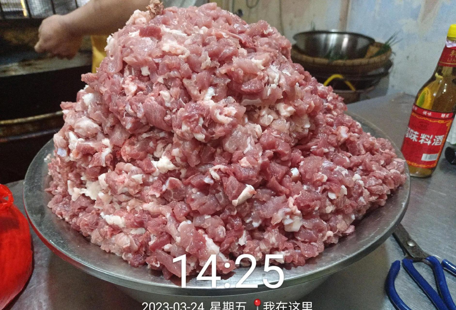 今天又是60斤雜醬肉,我們基本上隔一天就要做這麼多的肉……主要全部