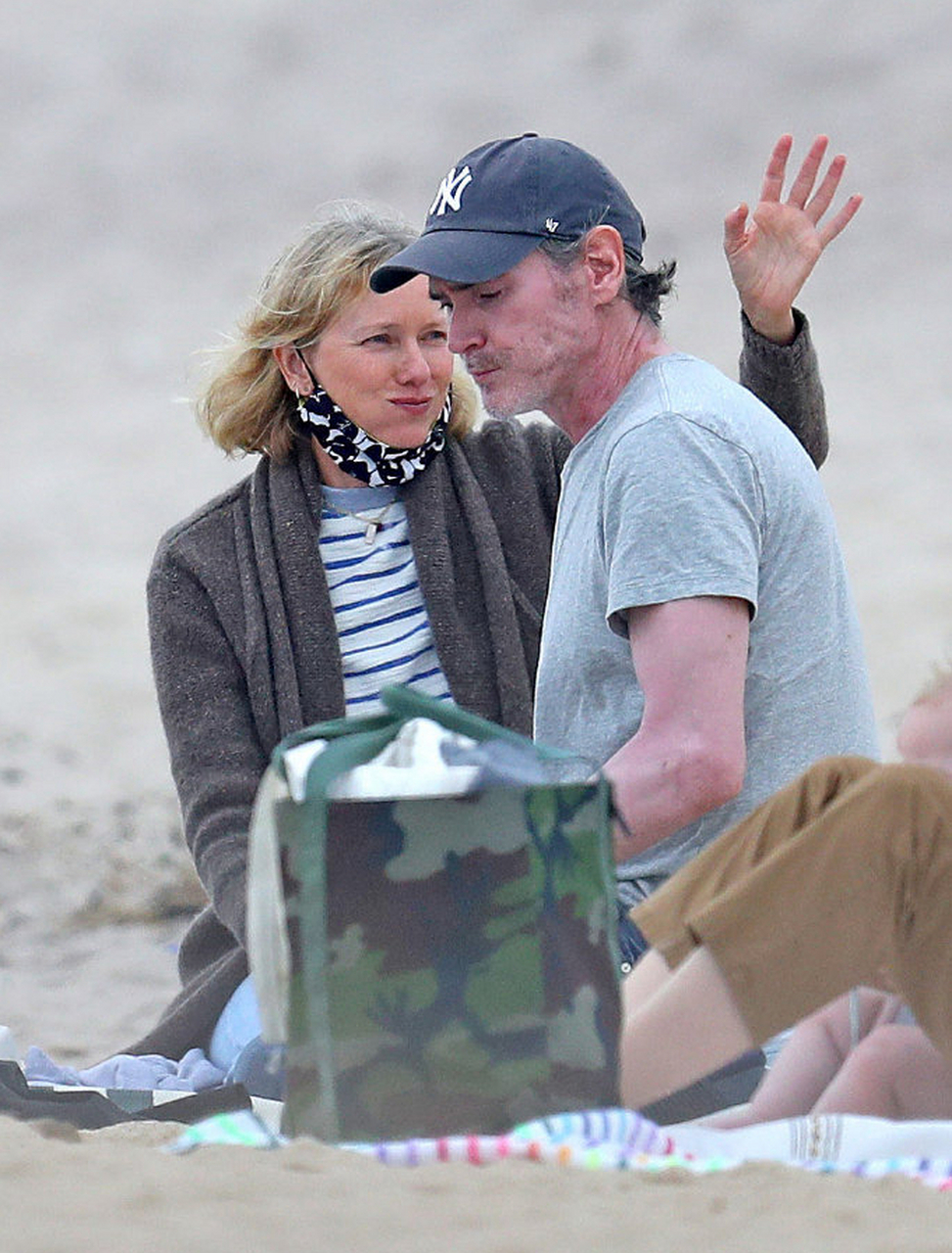沃茨naomi watts和男友比利·克鲁德普billy crudup在纽约海边庆生