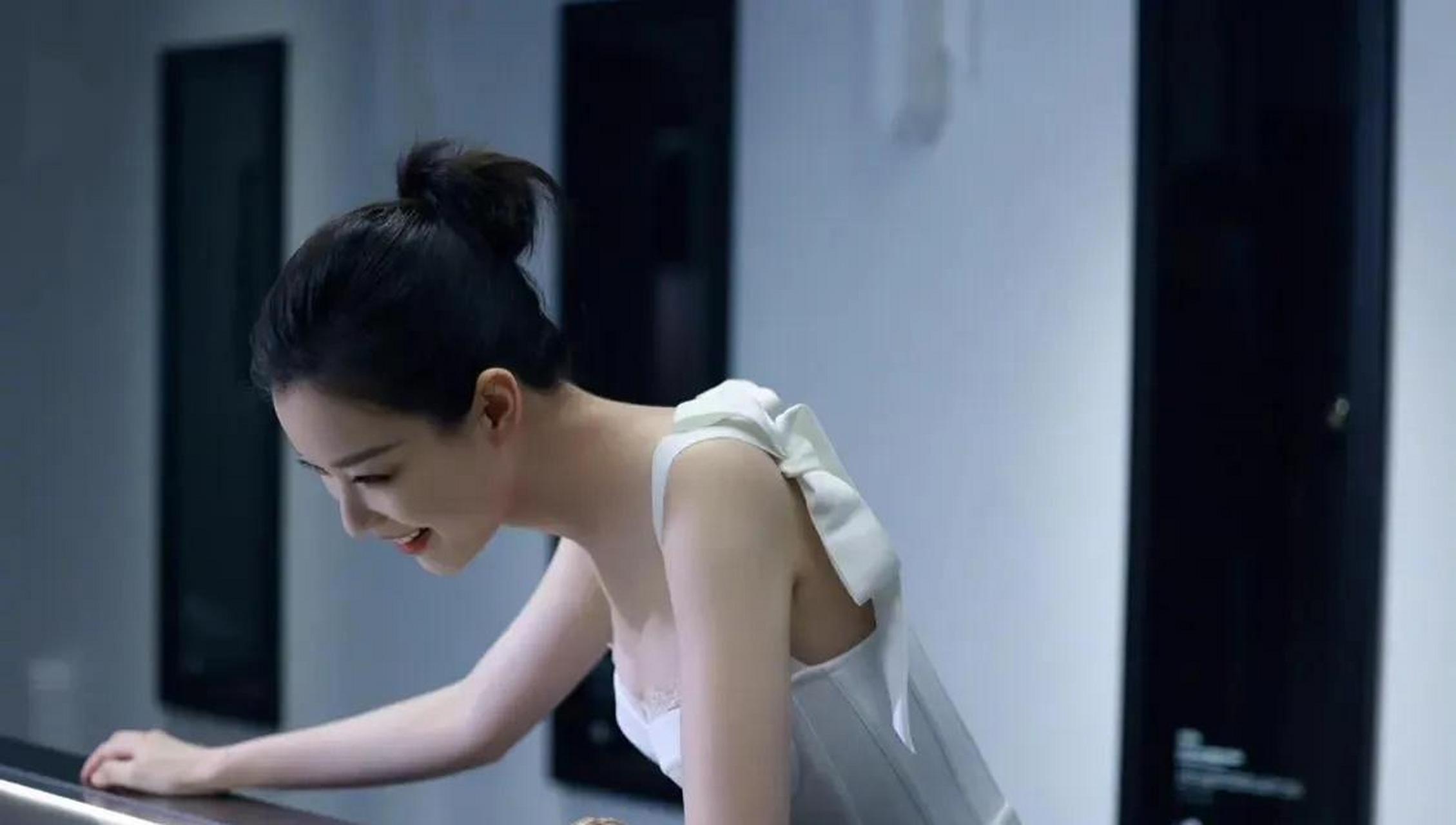 倪妮一直给人感觉高级脸性感骨感的美女