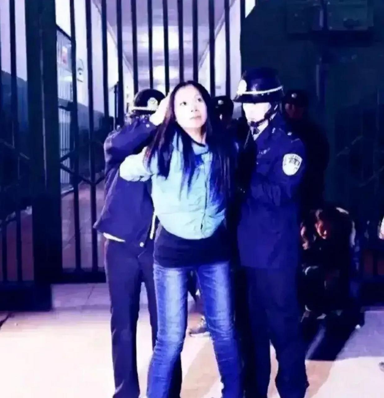 这张照片拍摄于2002年,一个美女大毒枭,被绑上了法绳,即将拉往刑场,这