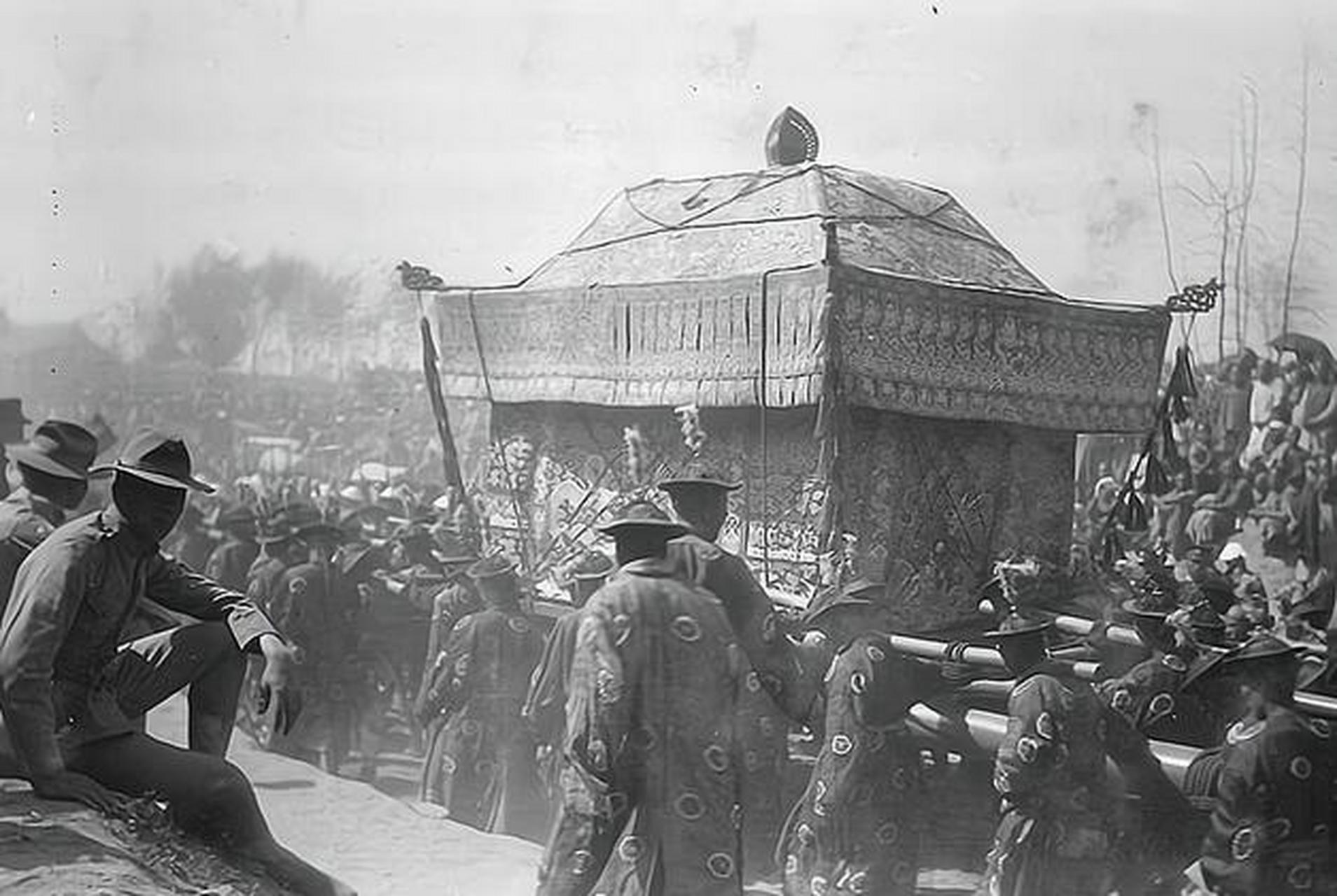 这张照片是记录1908年光绪皇帝葬礼的,照片显示光绪皇帝在慈禧太后