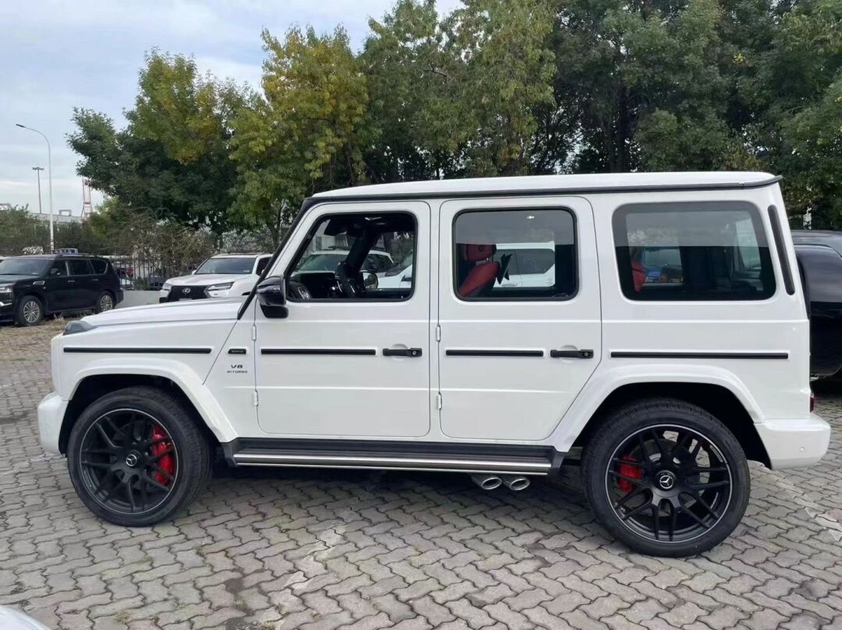 23款欧规g63,钻石白/红内饰独家包  23款欧规g63,这款来自奔驰的豪华