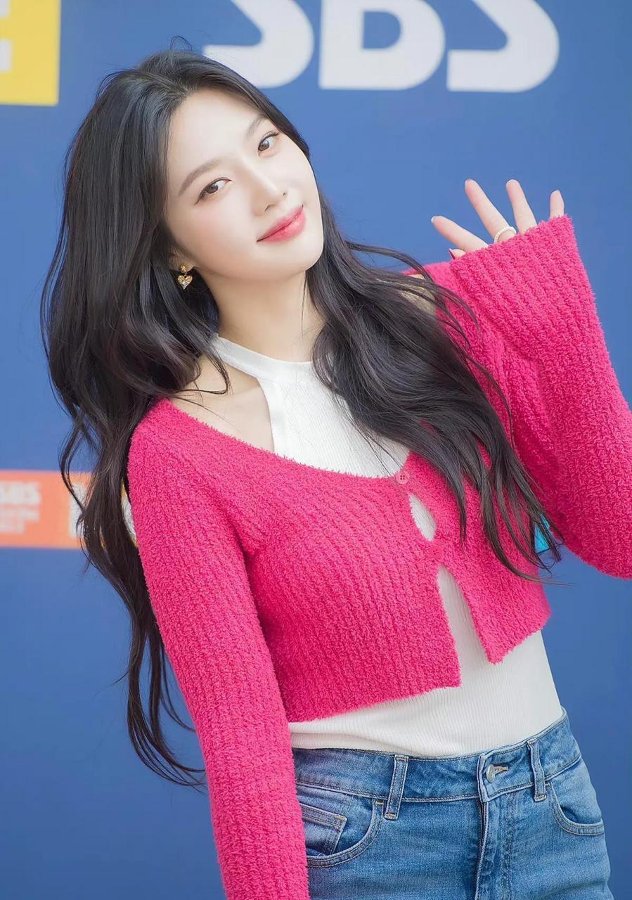 red velvet joy朴秀荣《动物农场》上下班路照片,今日甜美百分!