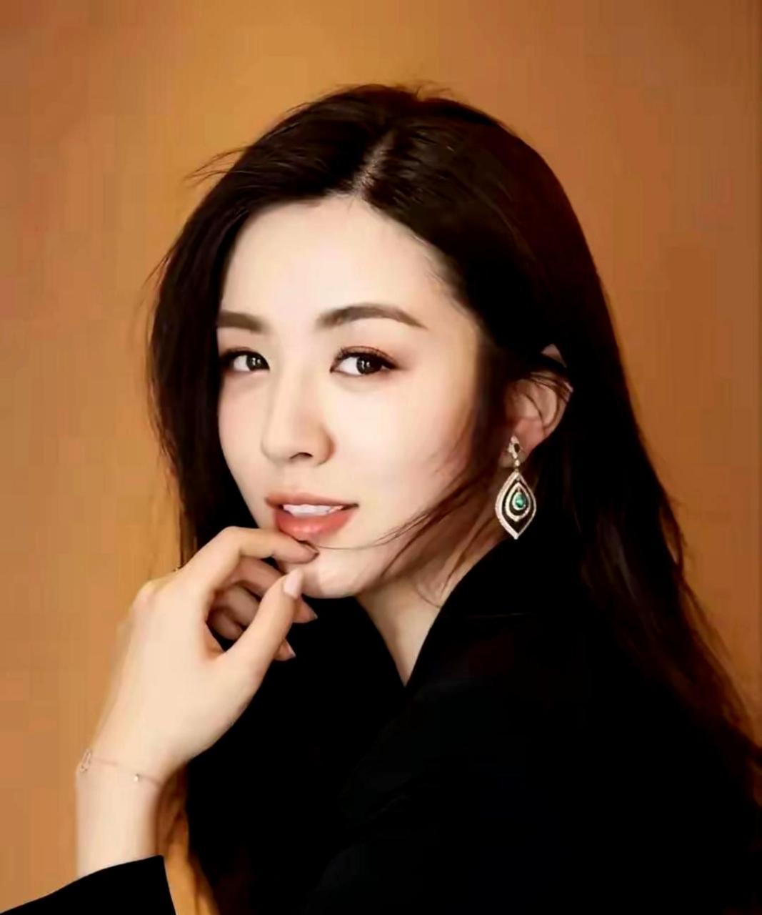 王晓晨的外貌和身材都非常出色,她拥有一双修长的美腿,这样的身材无人
