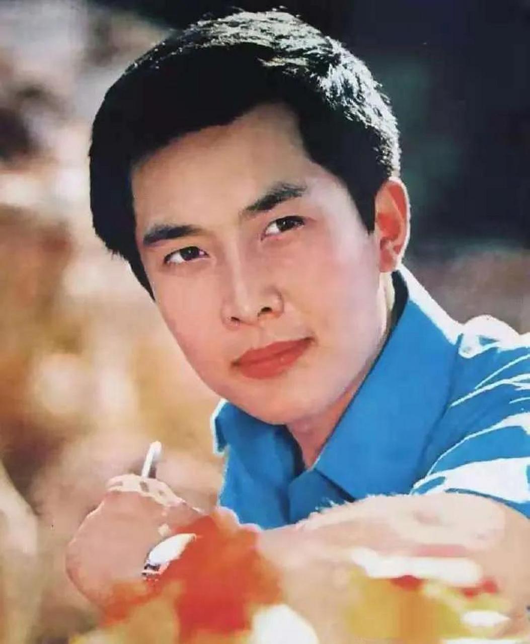 唐国强是一位英俊潇洒的男演员,年轻时因出演电影《小花》,《高山下的