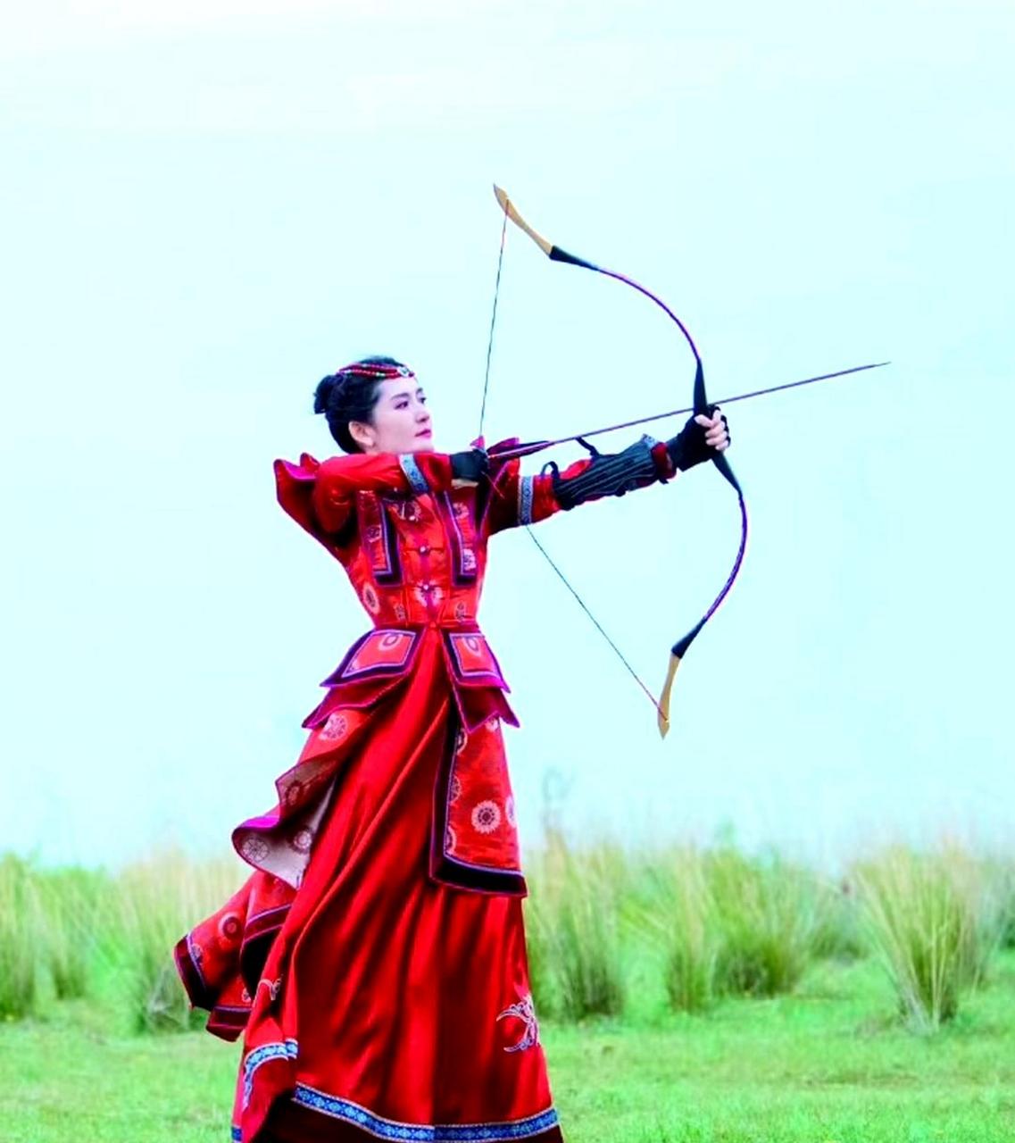 谢娜化身为草原上的蒙古女子,熟练地骑马射箭.