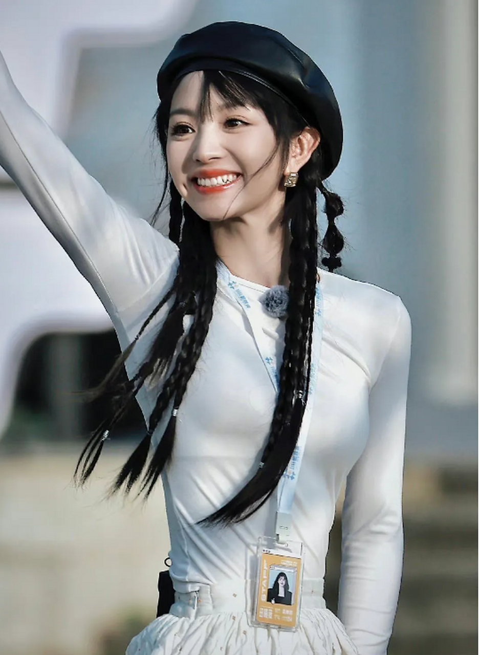 田曦薇这身材也太哇塞了吧,有细腰有大胸还有腹肌!