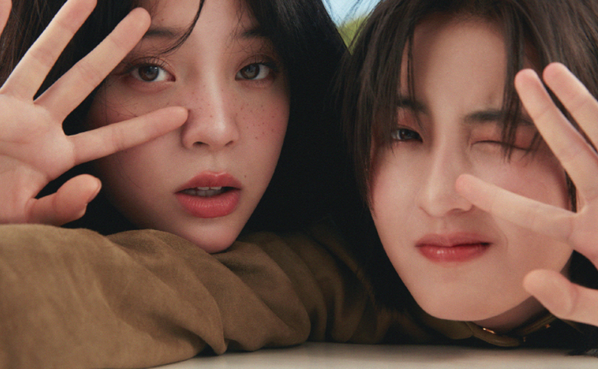 想当初,欧阳娜娜,张子枫等00后小花一起拍过写真,她们俩也拍过很多美