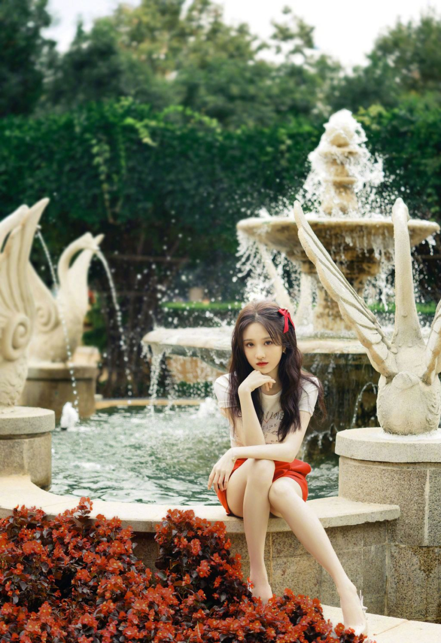 张慧雯一袭短袖t恤,搭配短裙,美艳动人,头发上的蝴蝶结是点睛之笔.