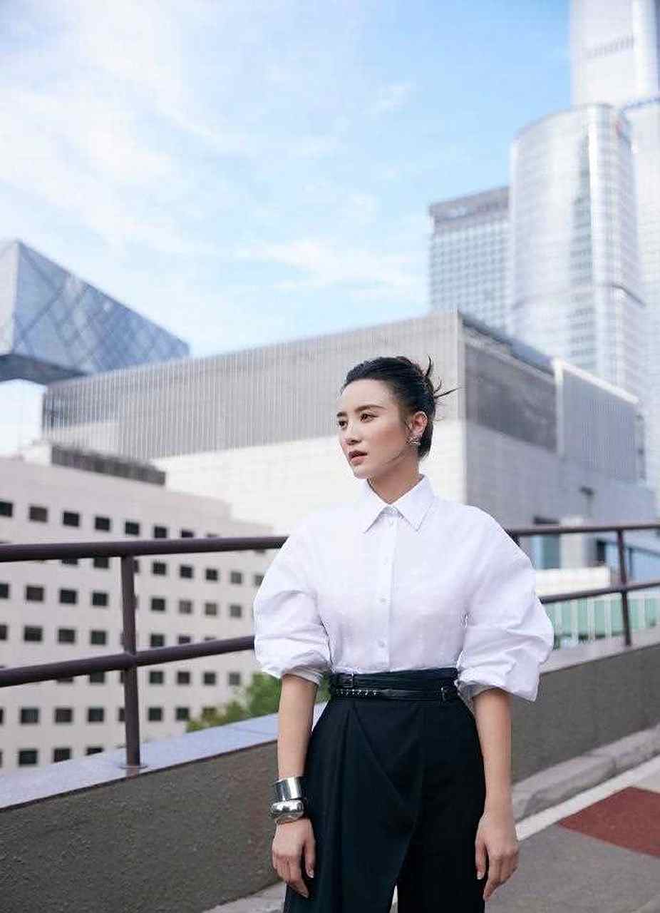 宋佳曝光一组参加活动的照片,这套造型很不错.