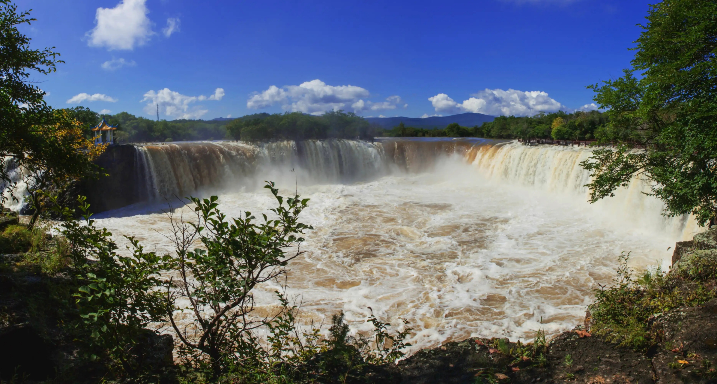 世界最大的玄武岩瀑布:吊水楼瀑布.它还叫做镜泊湖瀑布.