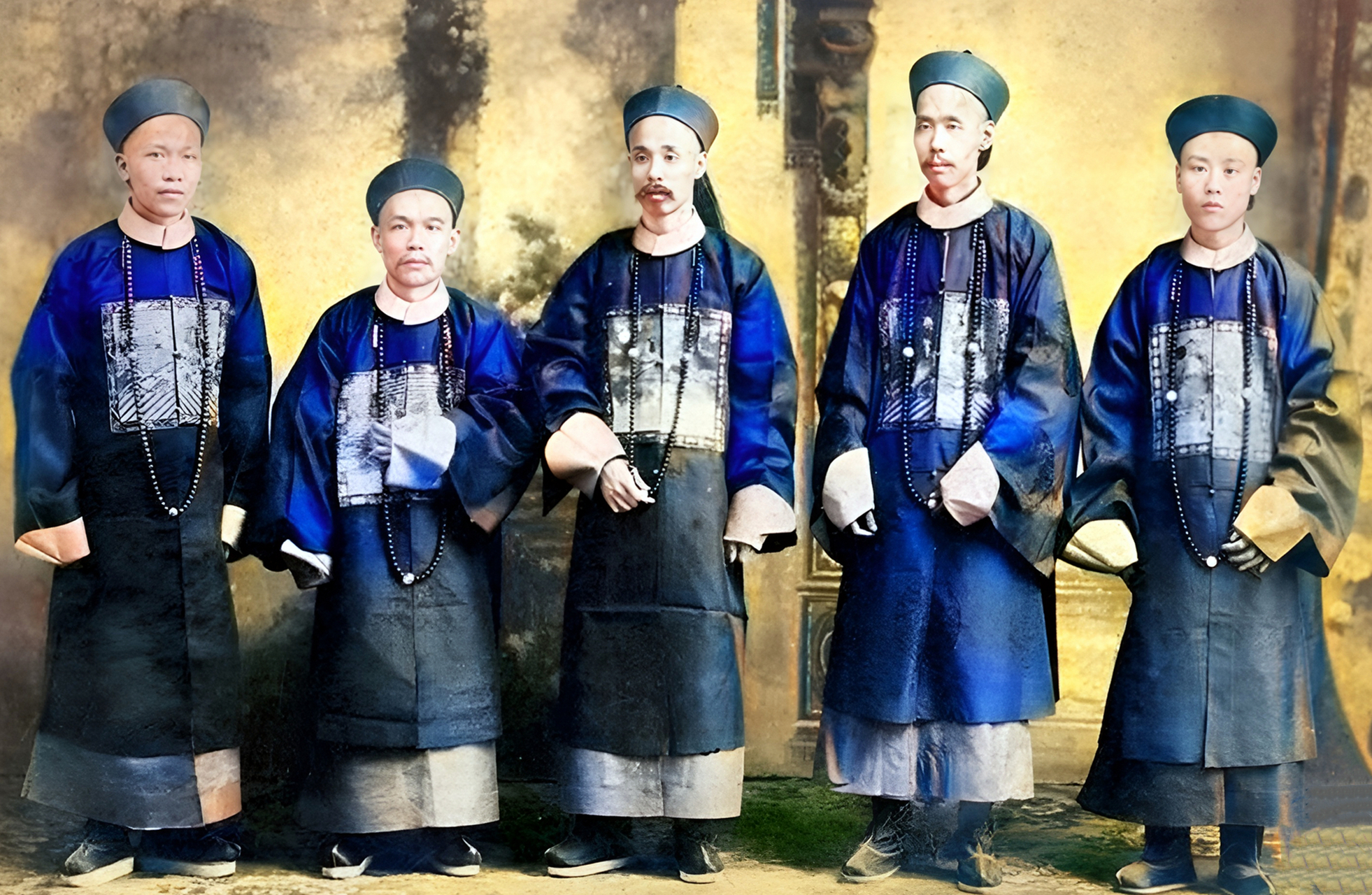 1871年,晚清,东北一位官员威严地坐在正堂最显赫的位置.