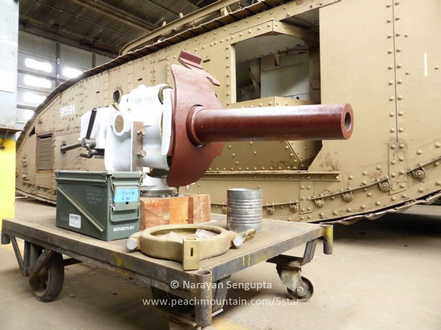 1916年的英国马克v坦克是马克i到马克iv的终极版,数百辆坦克被制造.