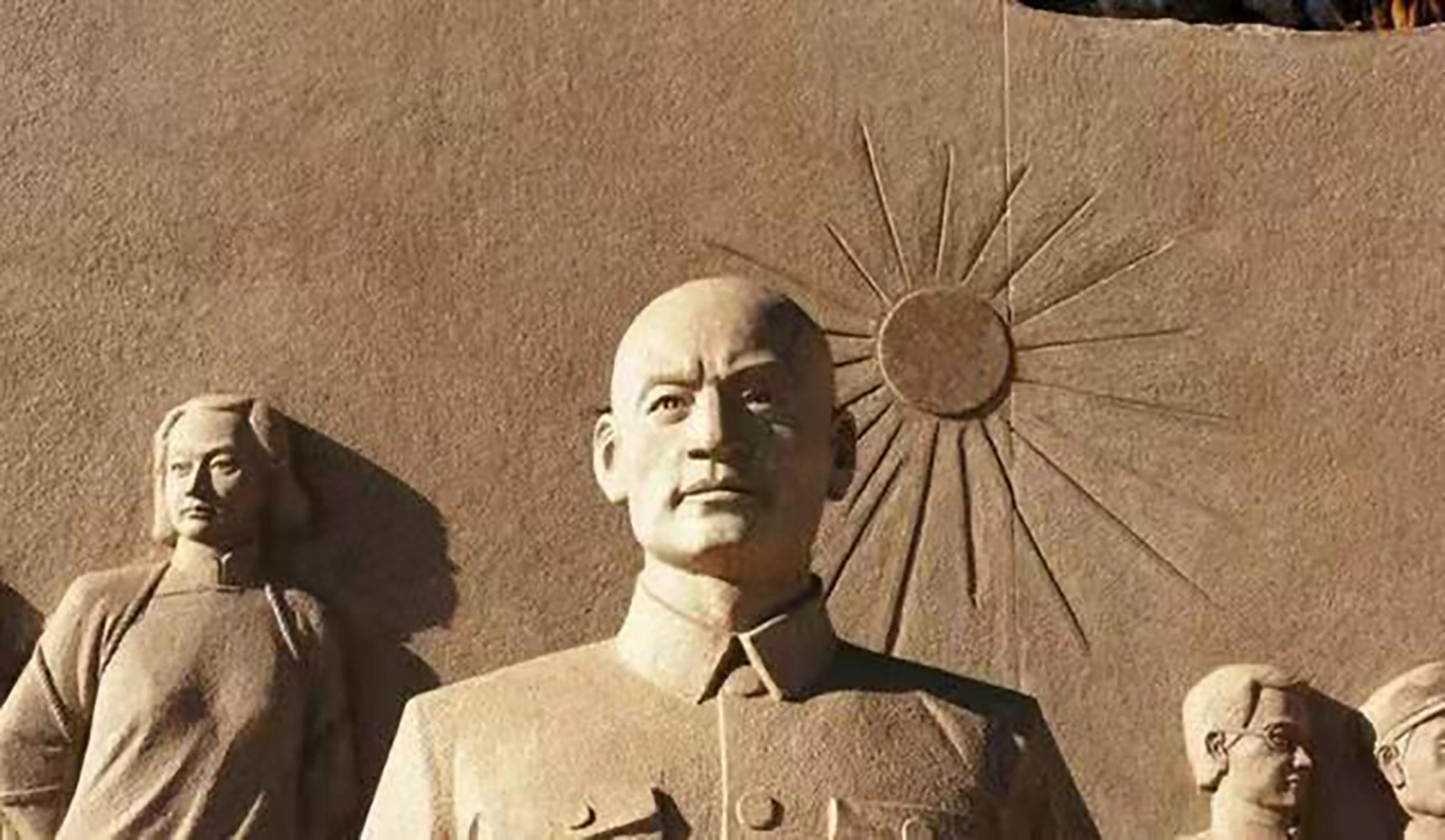 1950年,聂曦是一位被人们敬仰的英雄,但不幸的是,他却遭到了叛徒的