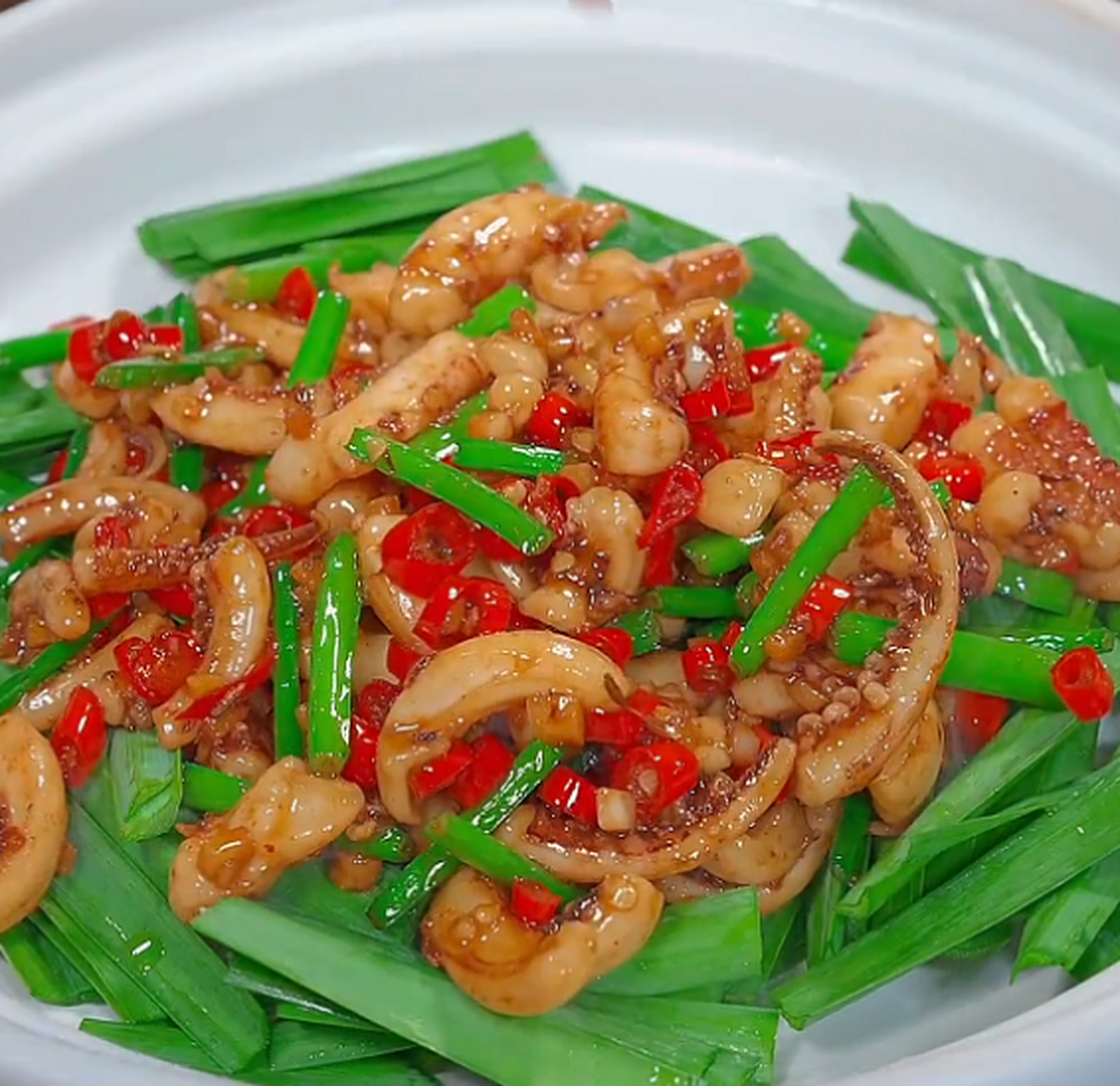 这道干锅鱿鱼须,家里来客人必备拿手菜,香辣入味q弹好吃,下酒又下饭.