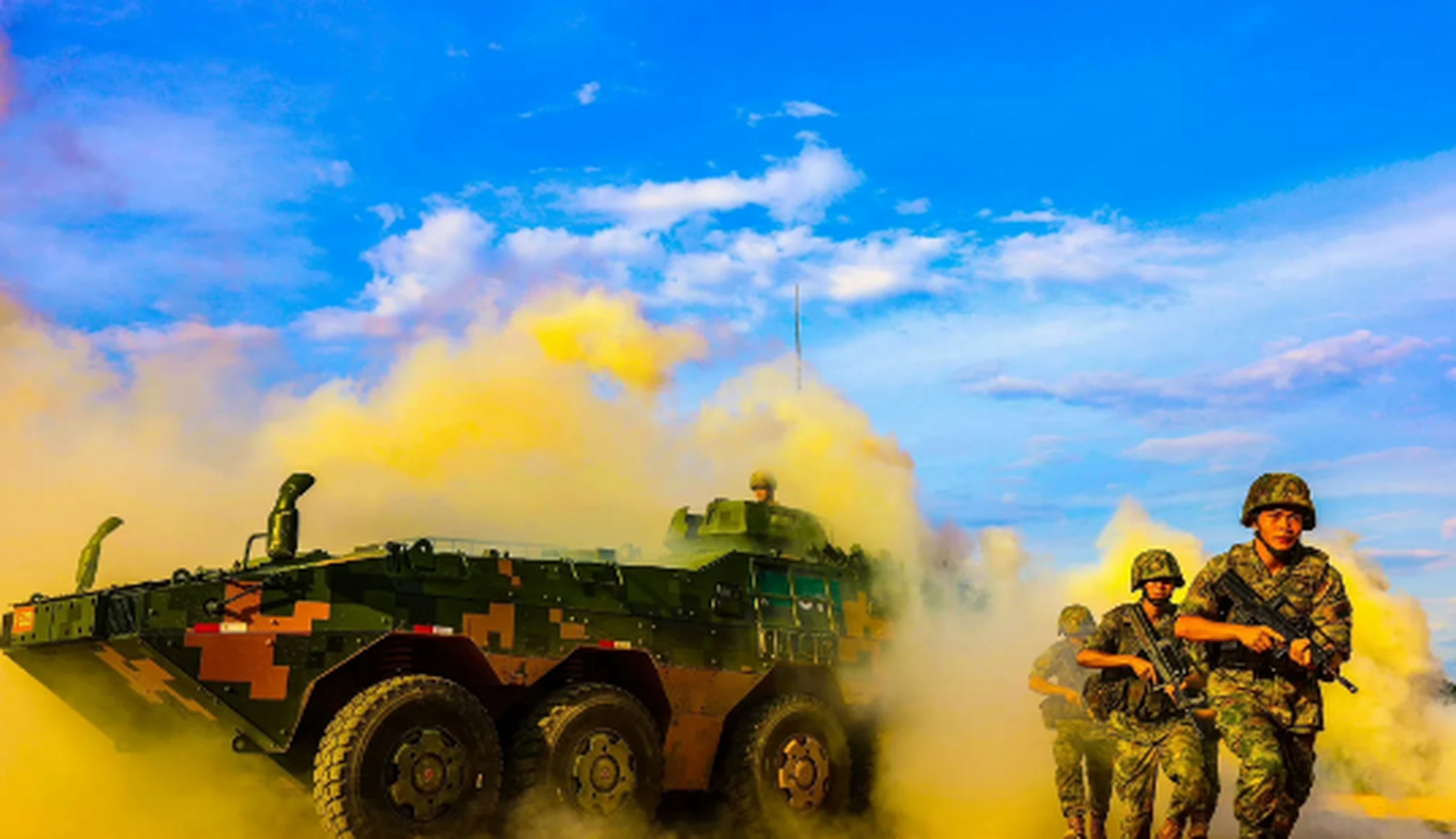 盛夏时节,第74集团军白台山劲旅在野外驻训场上举行了授枪仪式