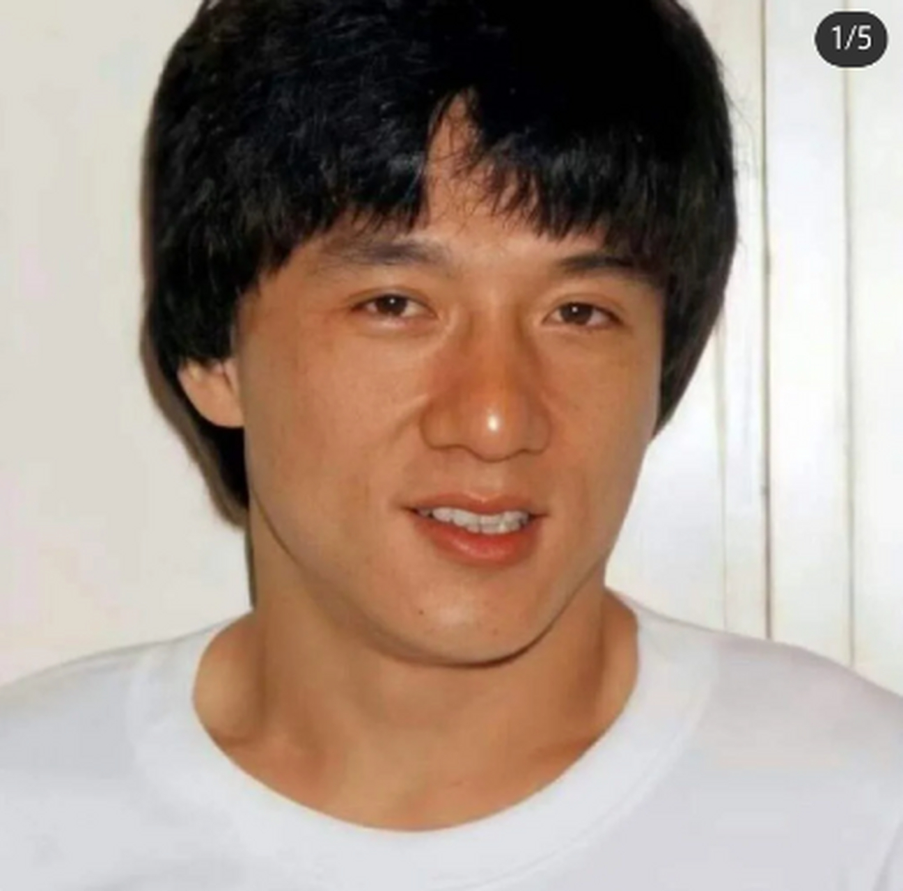 其实成龙年轻的时候很帅的