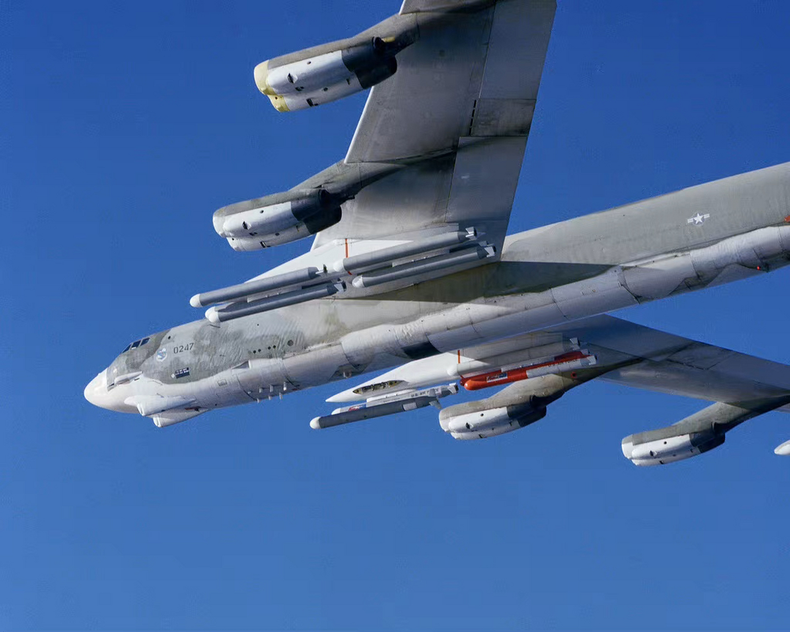 上世纪80年代,美国军工研制的agm-109战斧巡航导弹空射版本,载机是b