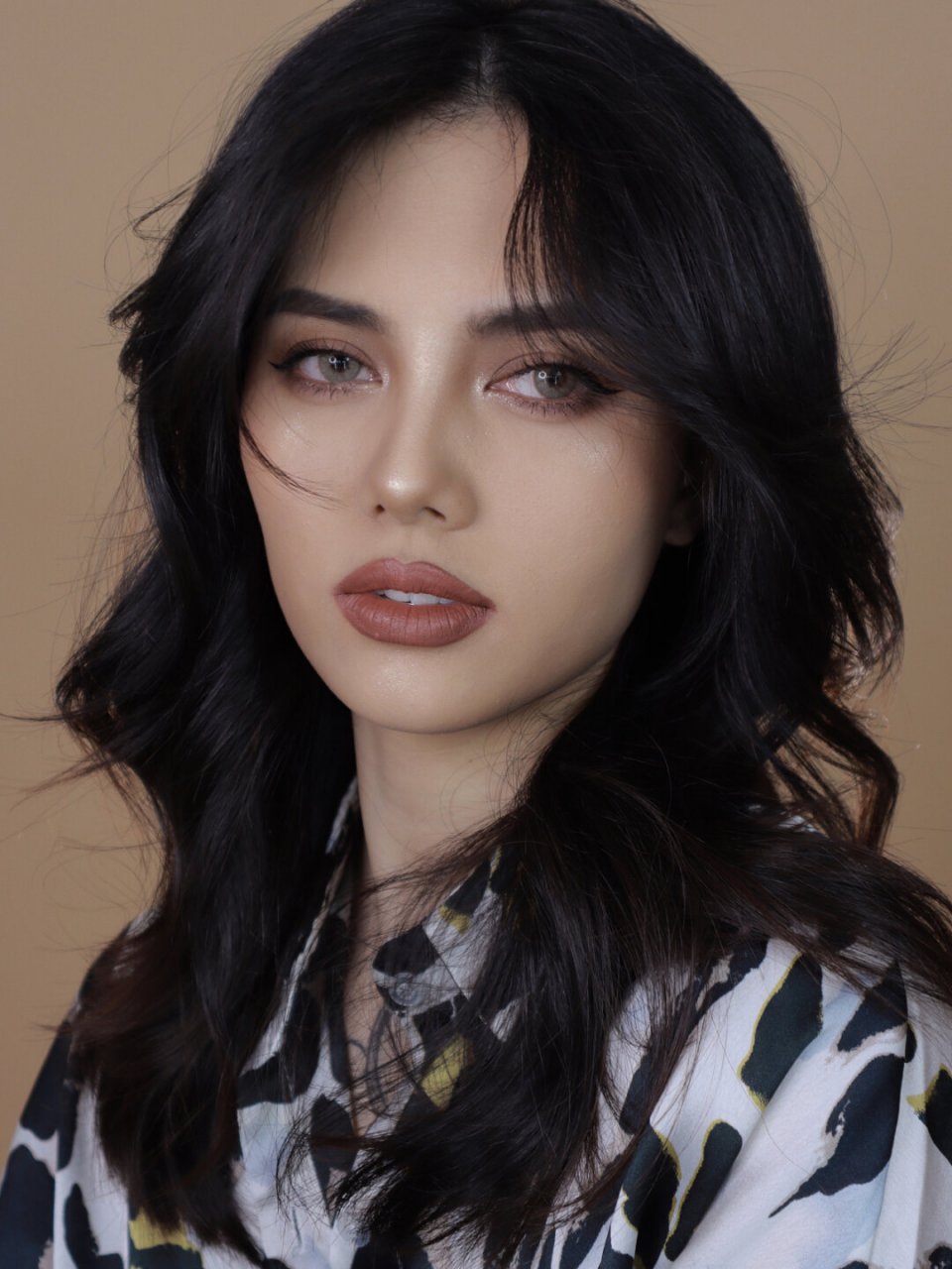 加州黄黑皮风情轻欧美妆 加州黄黑皮风情轻欧美妆容,展现自信与时尚.