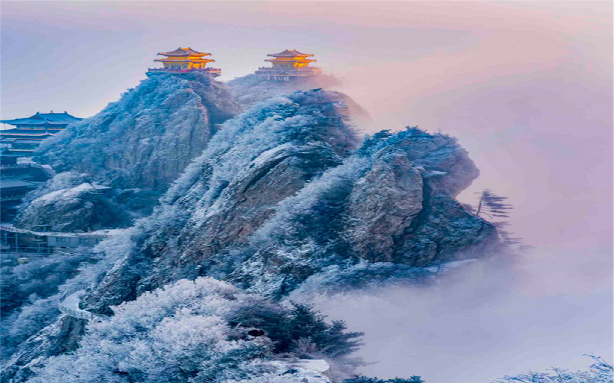 河南老君山:雪光映金顶 千山万壑层云生