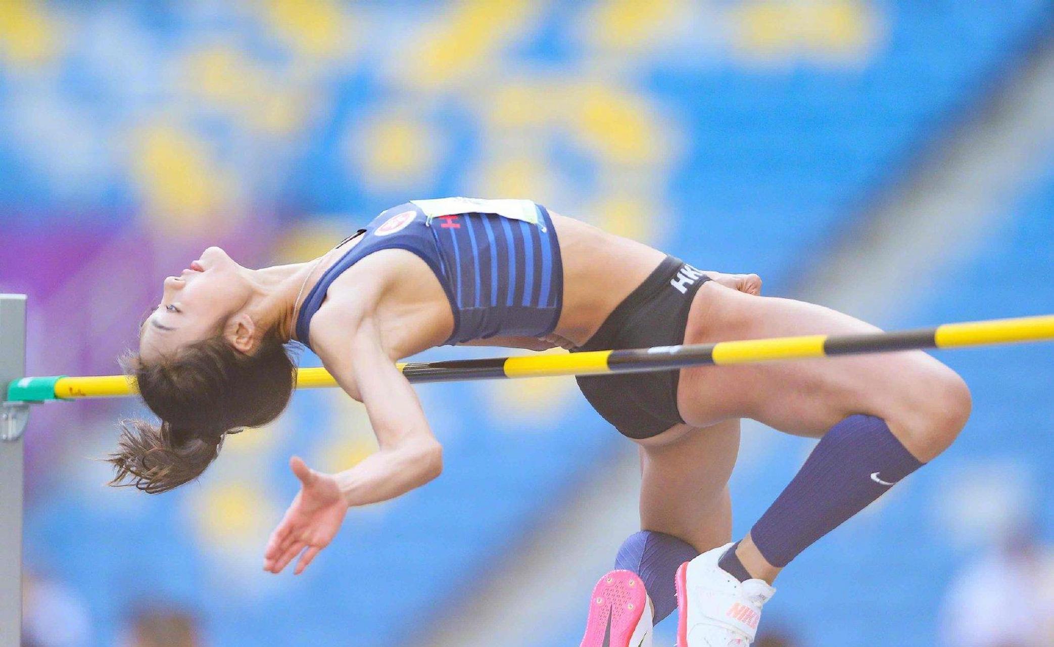 gif创作人# 全运会跳高女神杨文蔚, 犹如暗夜中的萤火虫, 那样的亮眼