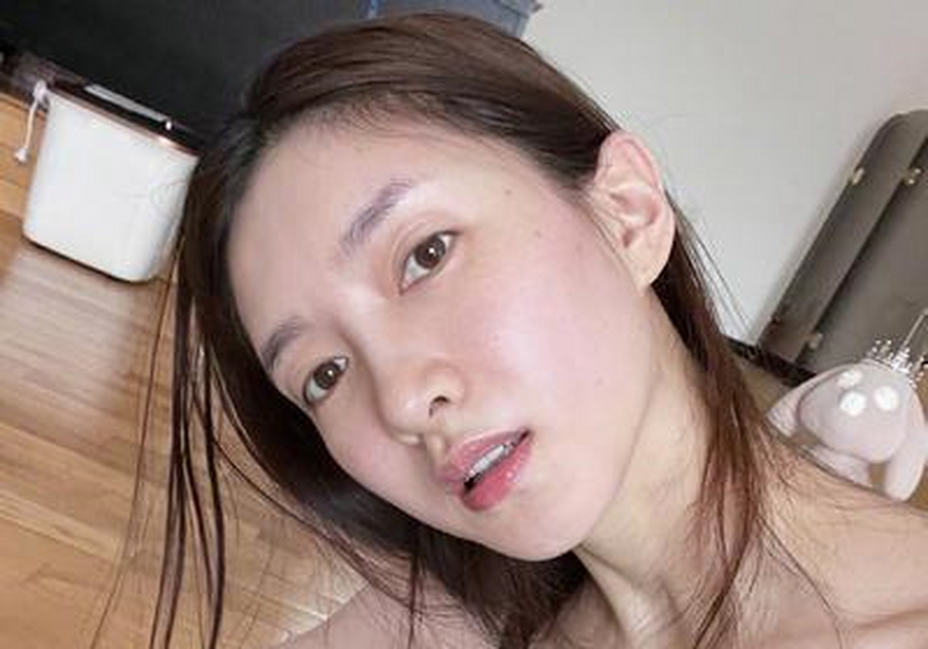 江疏影"蹦迪"照,这气质,这手势,一看就很会玩呀!