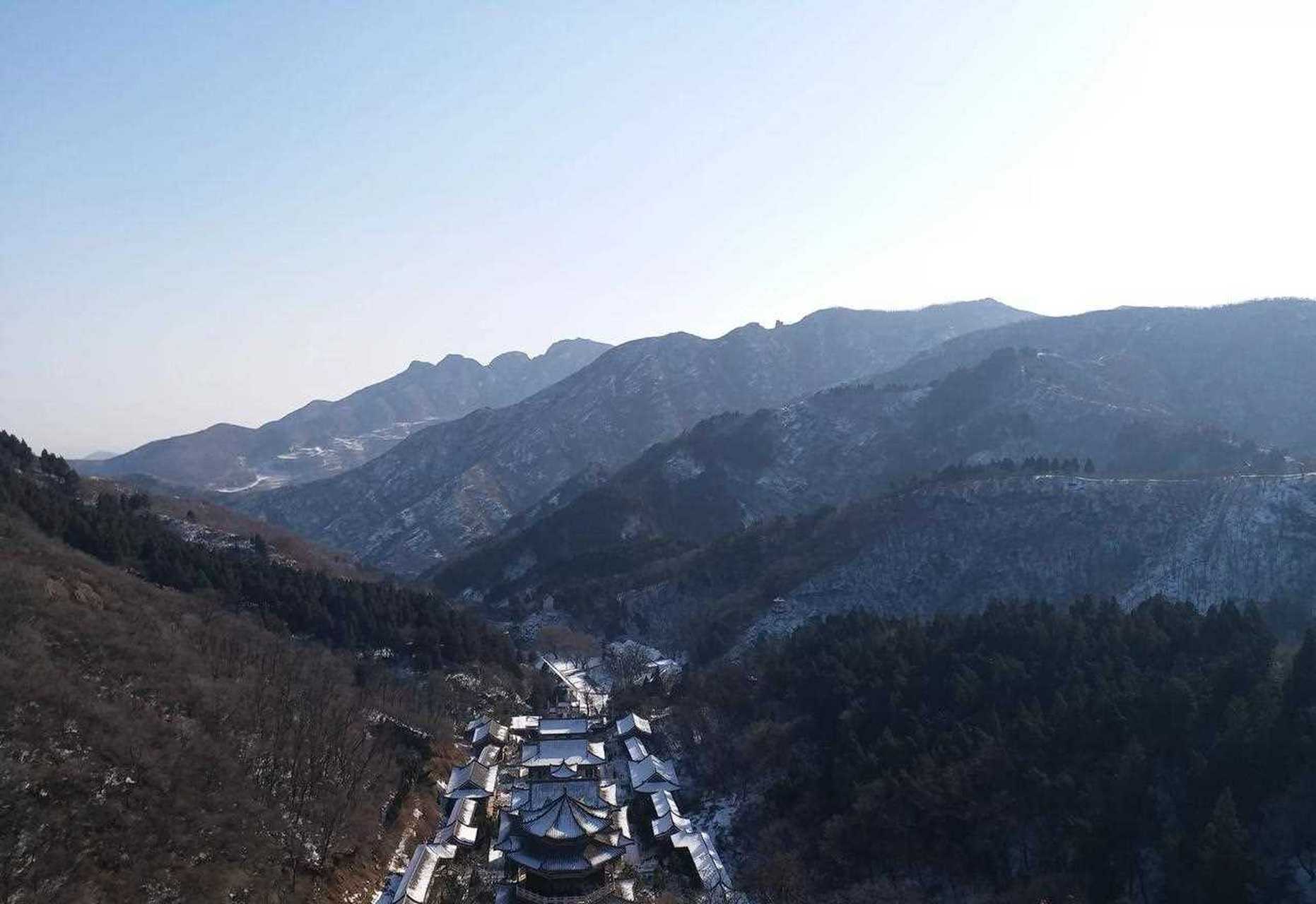 爬個鶴伴山沒法走正門,只能旁邊的山脊繞進去,原因是去年27日被通知