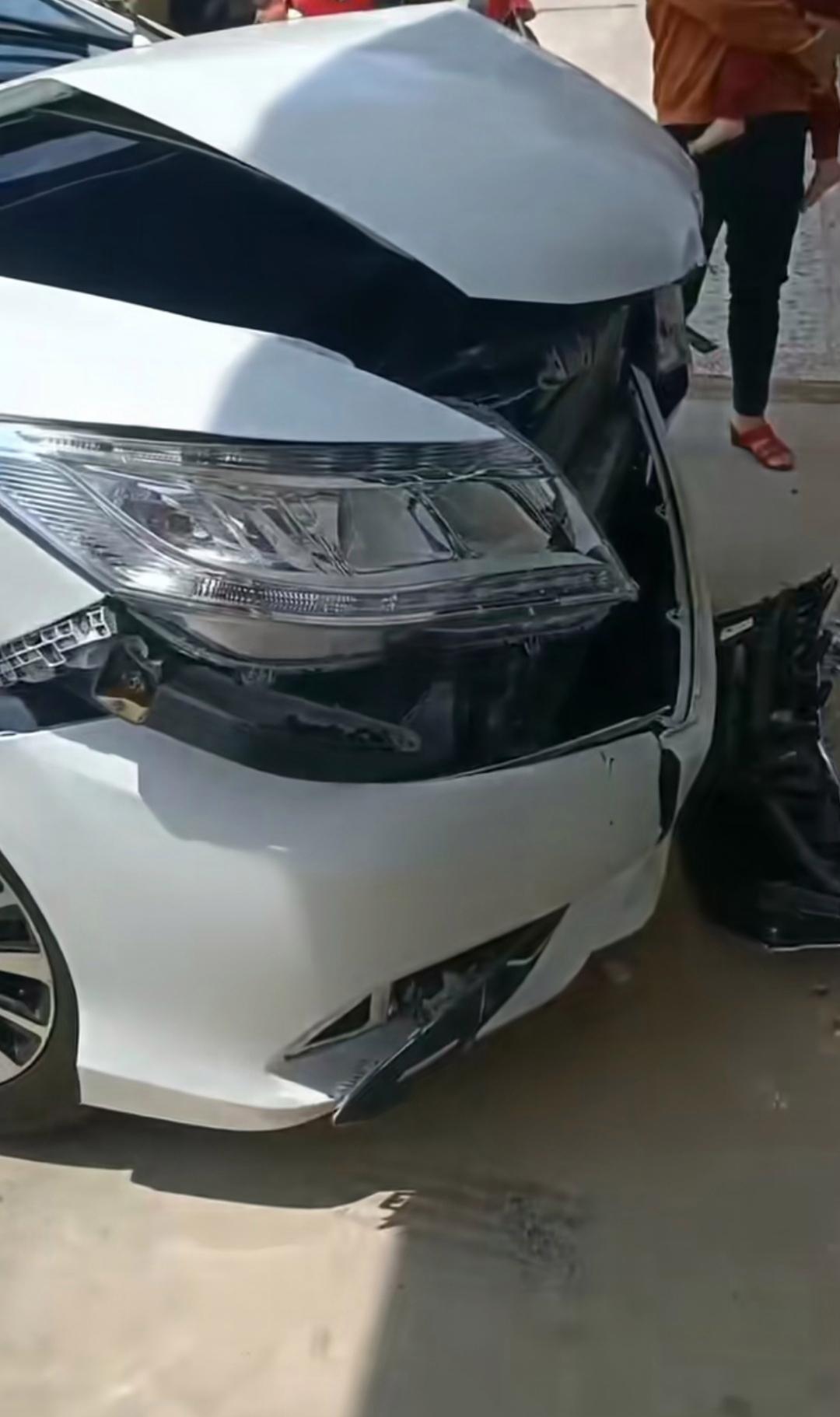 刚买的新车质量不错,一下就把墙撞坏了