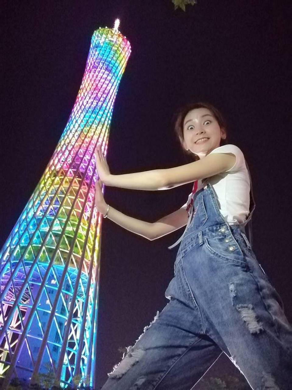 相信小伙伴们都不陌生吧,俗称"小蛮腰"的广州塔灯光秀丽,塔上还有很多