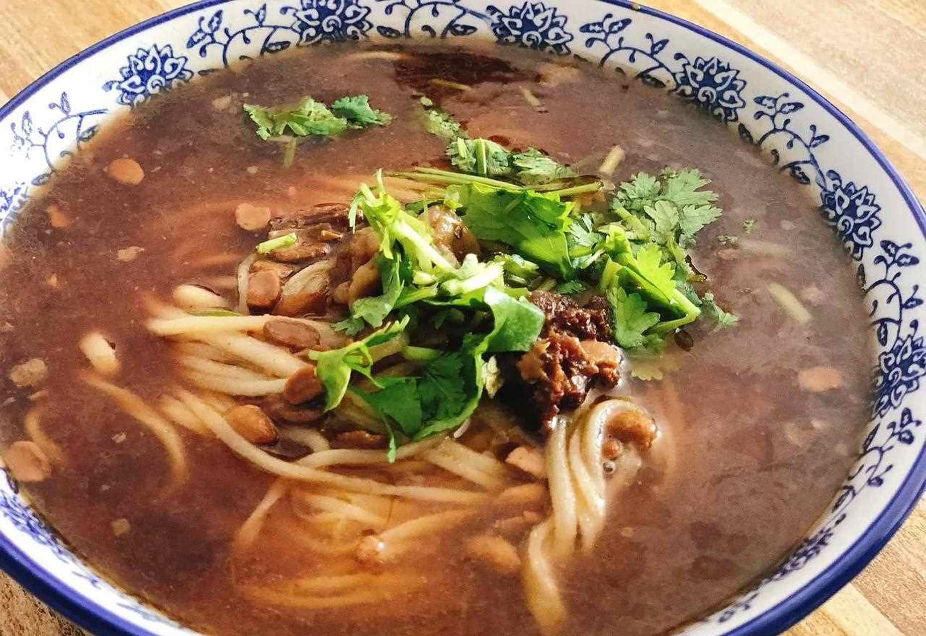 看到一大哥吃南沿村拉面喝了一瓶酒.而我坐在他旁边默默的看