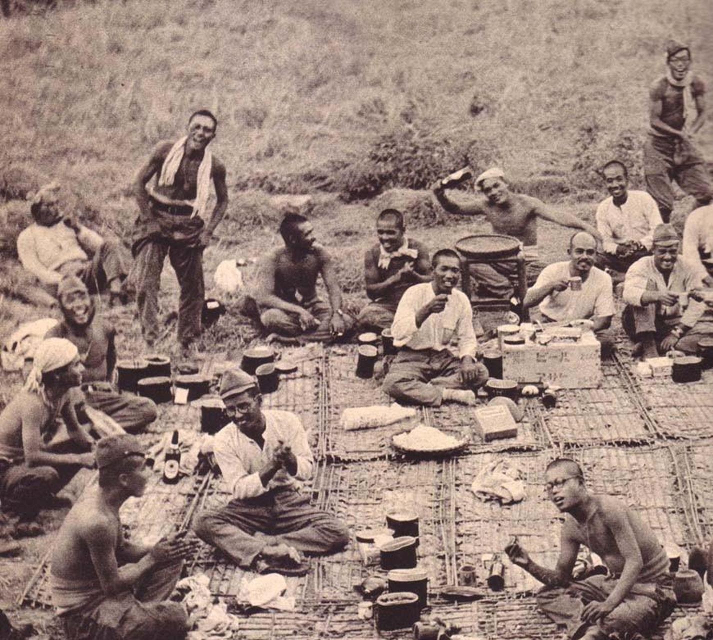 看到赤膊日本兵的体格很感慨,伙食,营养,训练方面日本军队比我军强多