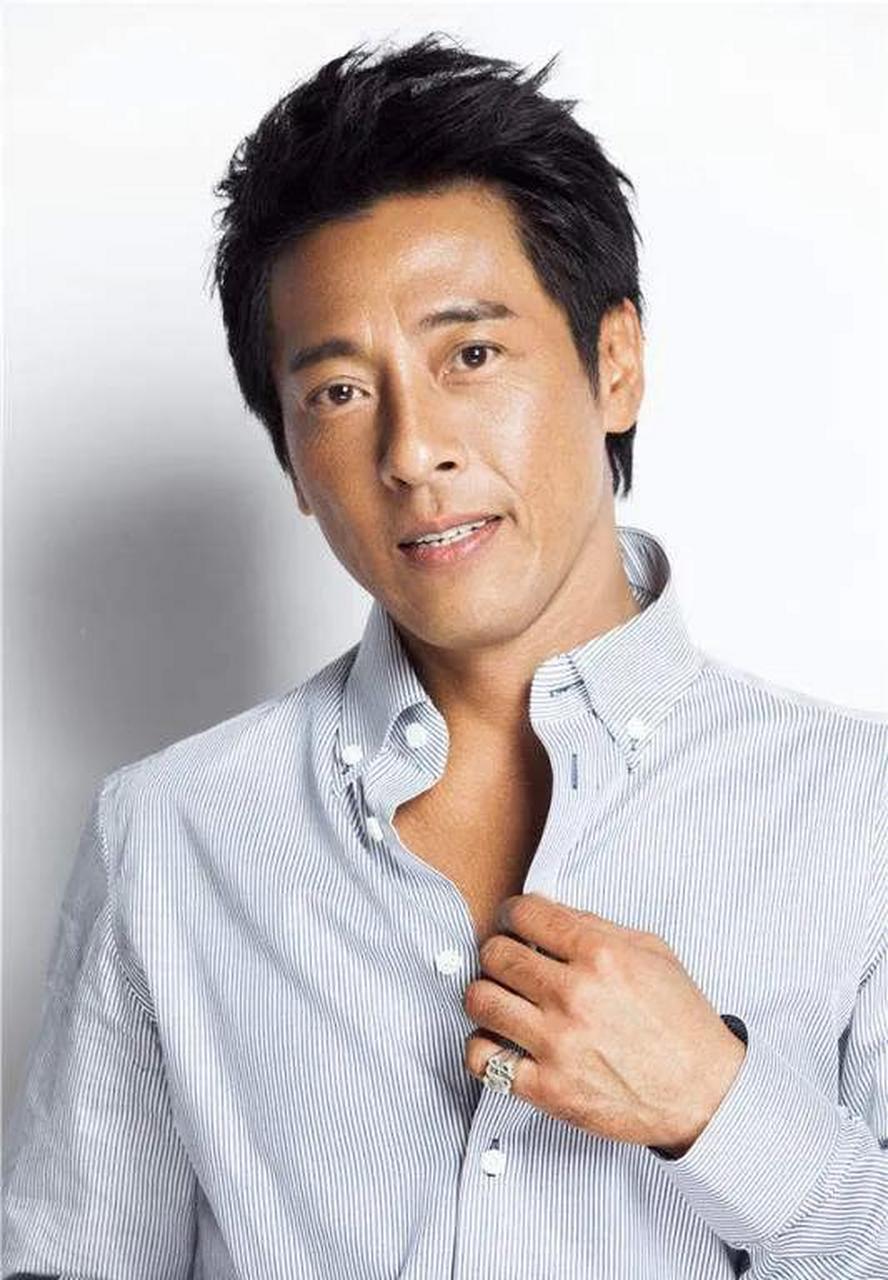 1997年,一位富婆拿着5000w的支票,对吕颂贤说:"陪我吃顿饭给你500w,跟